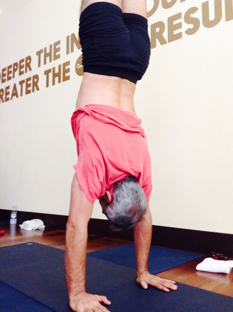 Mano doing handstand
